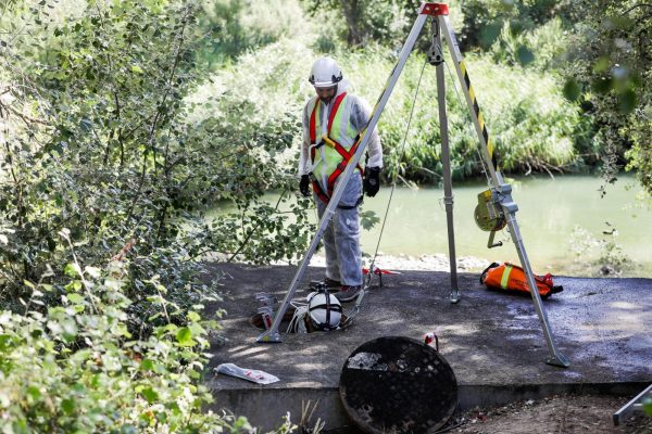 [Imagen de nuestros técnicos introduciendo el material dentro del espacio confinado para la posterior instalación de las cestas de retención] Recuperado de https://www.zaragoza.es/