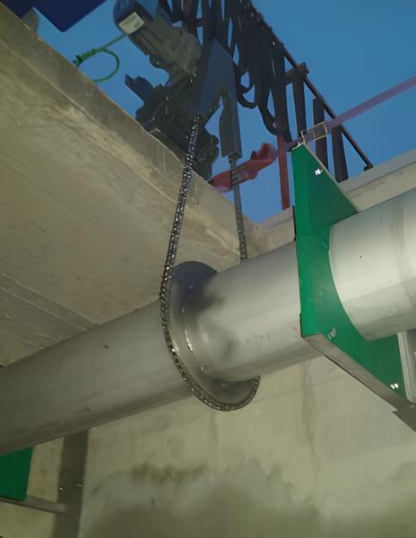 Detalhe do skimmer tubular com suportes e ancoragens