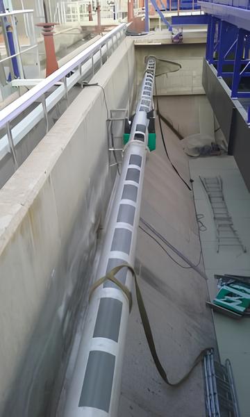 Detalhe do skimmer tubular com suportes e ancoragens